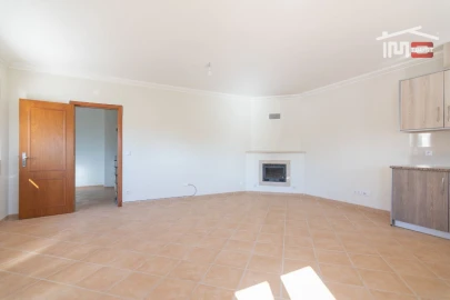 Moradia T3 para Arrendamento em Atouguia