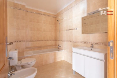 Moradia T3 para Arrendamento em Atouguia