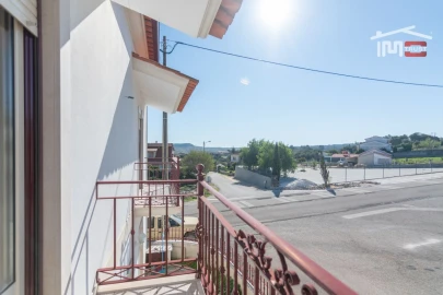 Moradia T3 para Arrendamento em Atouguia