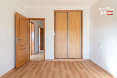 Moradia T3 para Arrendamento em Atouguia