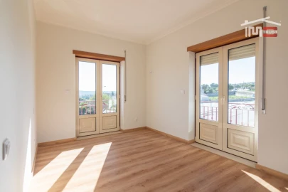 Moradia T3 para Arrendamento em Atouguia