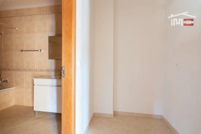 Moradia T3 para Arrendamento em Atouguia