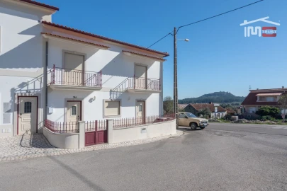 Moradia T3 para Arrendamento em Atouguia