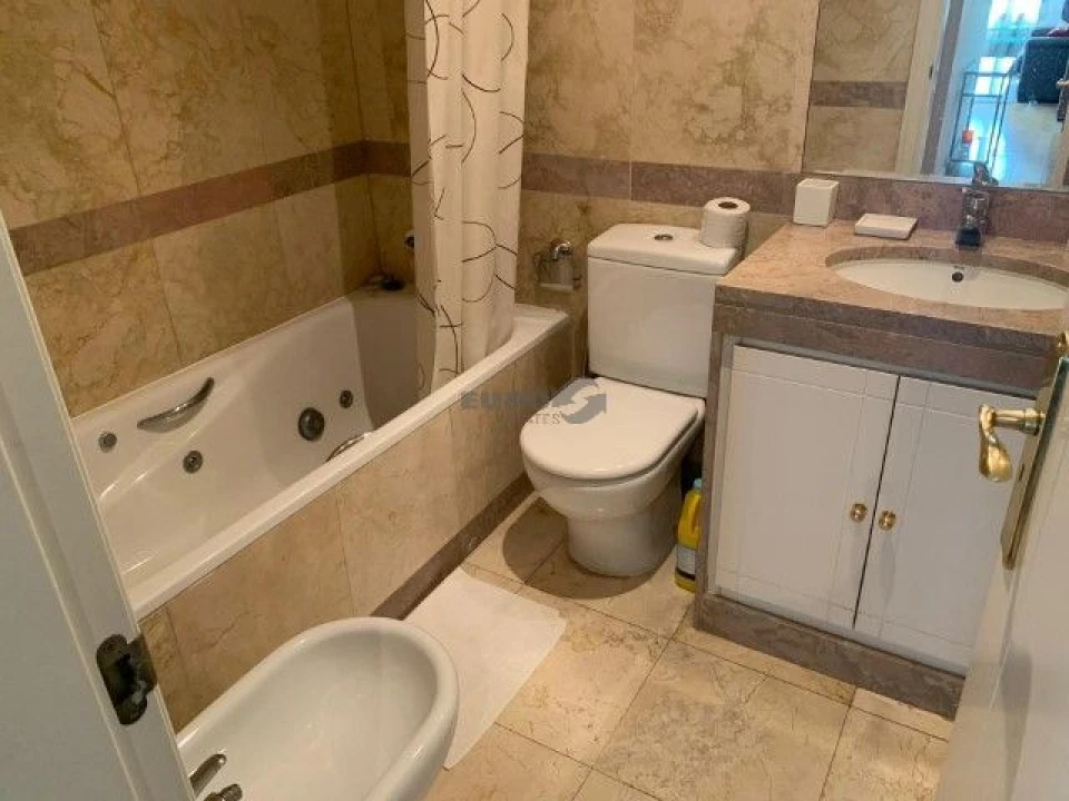 Apartamento T1 para Arrendamento em Campolide Foto 15