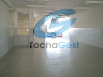 Armazém para Arrendamento em Canelas