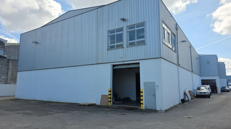 Armazém para Arrendamento em Canelas