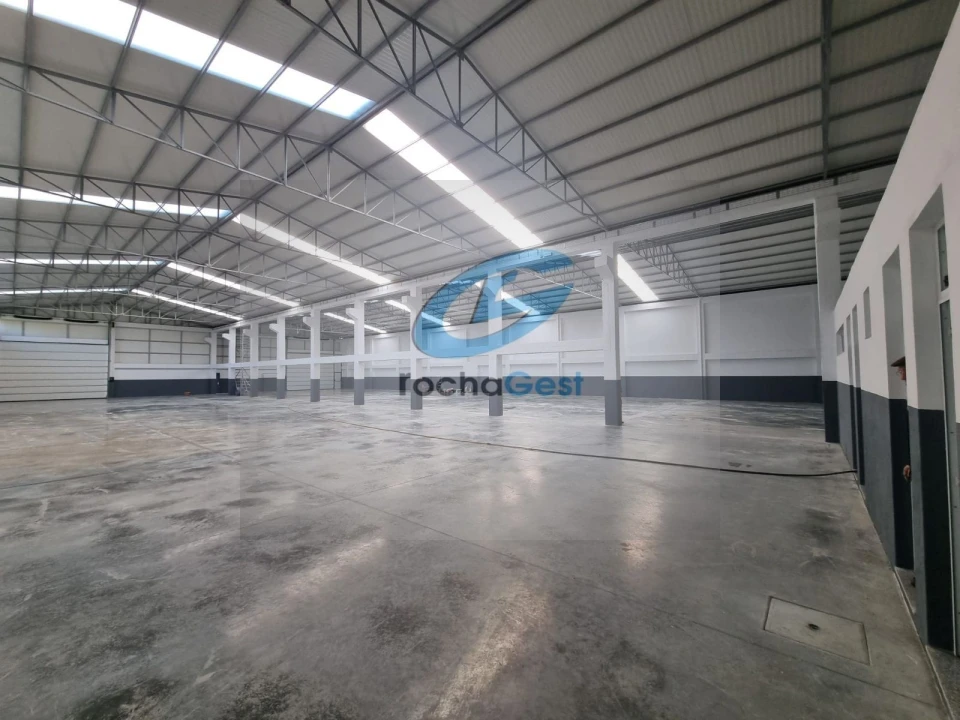 Armazém para Arrendamento em Serzedo e Perosinho Foto 1