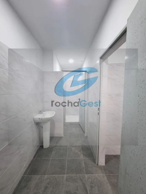 Armazém para Arrendamento em Serzedo e Perosinho