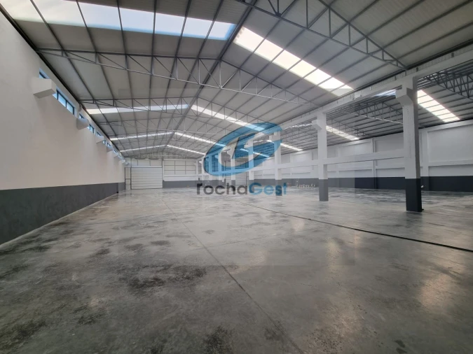 Armazém para Arrendamento em Serzedo e Perosinho Foto 2