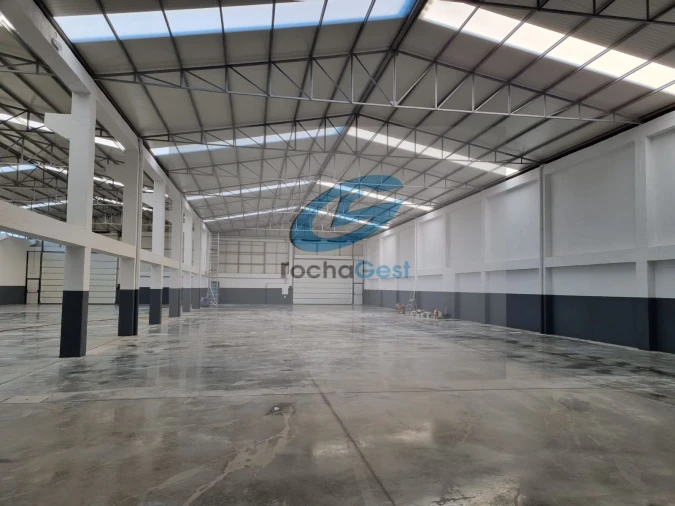 Armazém para Arrendamento em Serzedo e Perosinho Foto 3