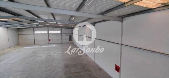 Armazém para Arrendamento em Pousa