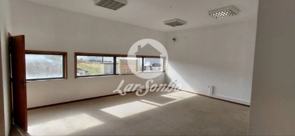 Armazém para Arrendamento em Pousa