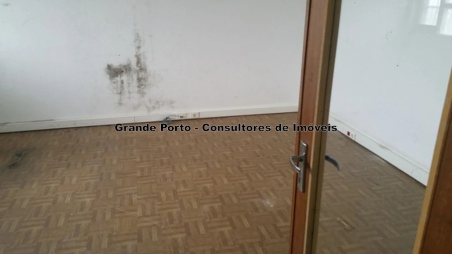 Armazém para Venda em Paranhos Foto 8