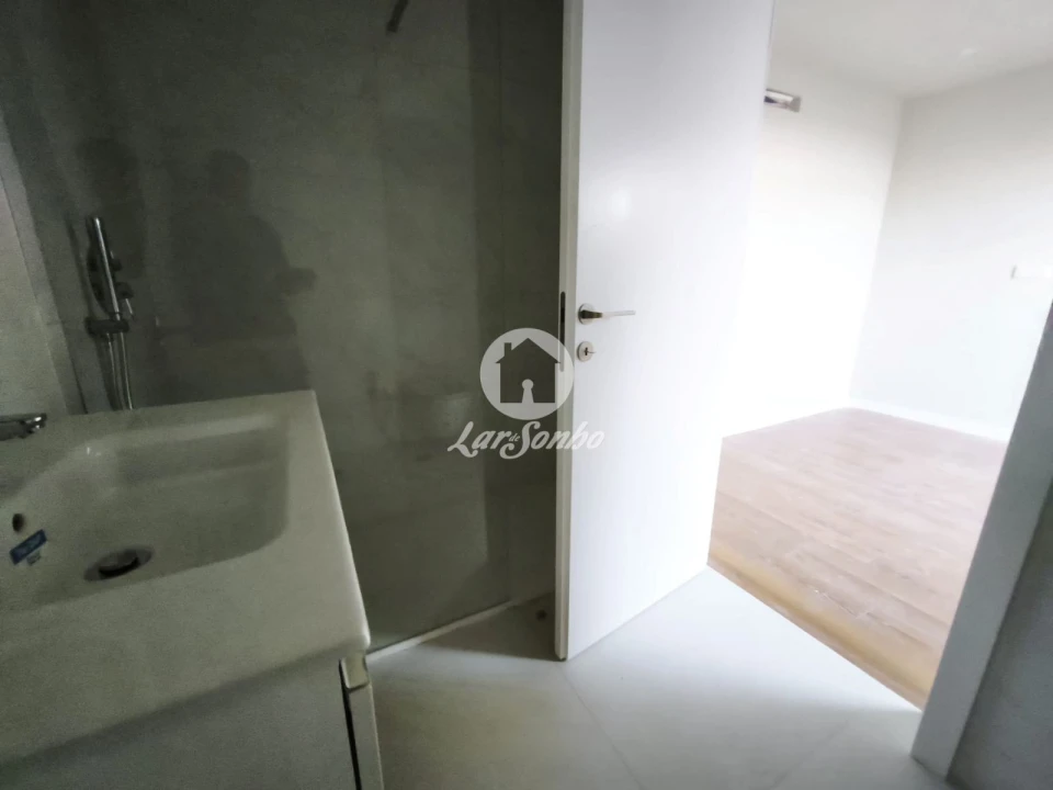 Apartamento T4 para Venda em Arcozelo Foto 15