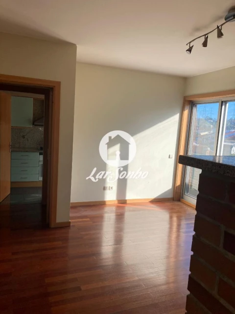 Apartamento T1 para Venda em Nogueira e Silva Escura