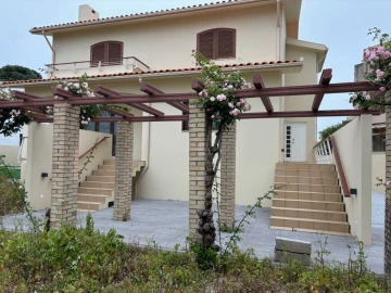 Moradia T4 para Arrendamento em Arcozelo