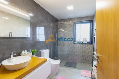 Moradia T3 para Venda em Guilhufe e Urrô