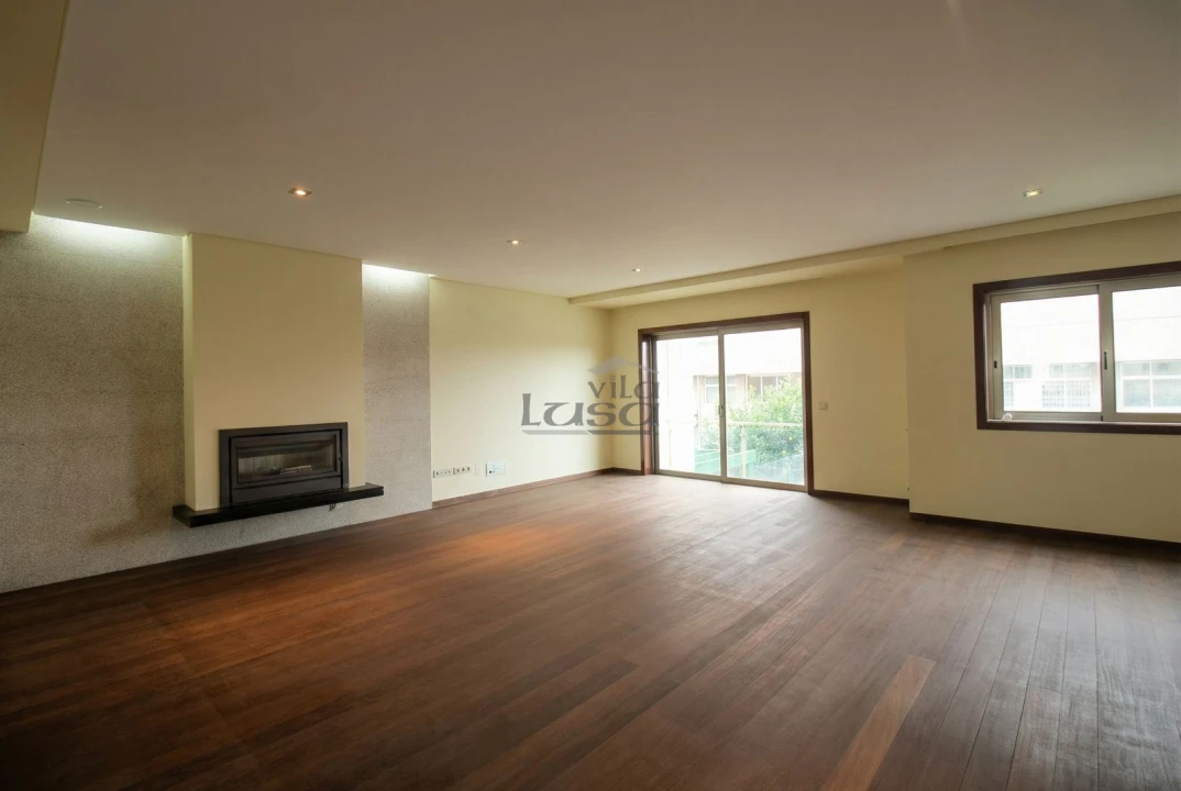 Moradia T4 para Venda em Mafamude e Vilar do Paraíso Foto 1