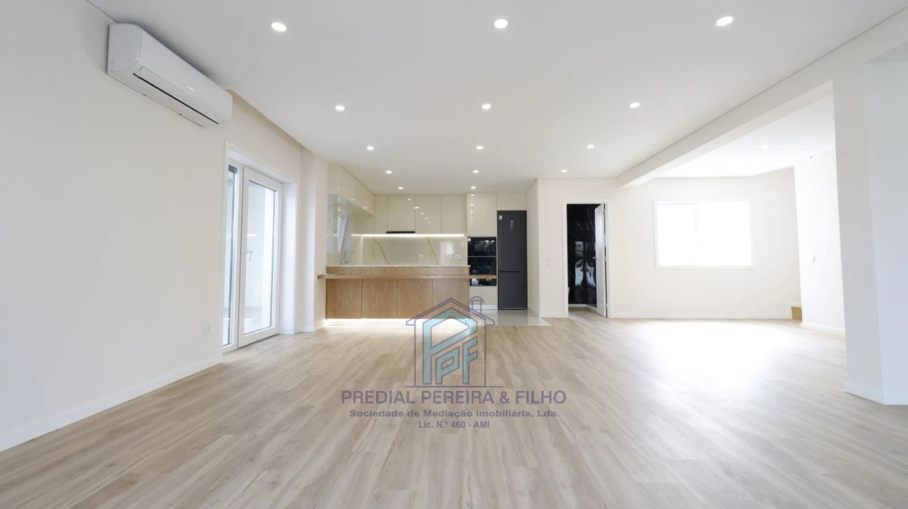 Moradia T5 para Venda em Rio Tinto Foto 2