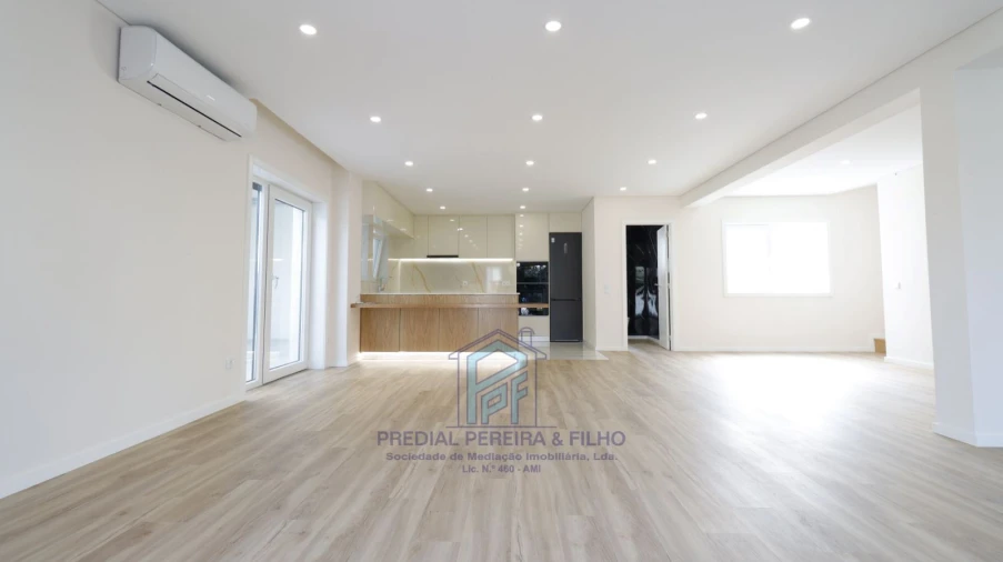 Moradia T5 para Venda em Rio Tinto Foto 2