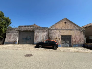 Armazém para Venda em Carvoeira e Carmões
