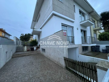 Moradia T3 para Venda em Nogueira e Silva Escura