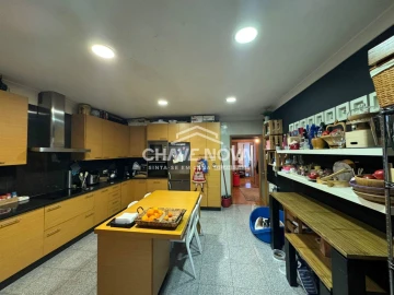 Moradia T3 para Venda em Nogueira e Silva Escura