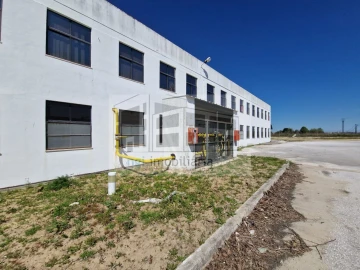 Loja para Venda em Torres Novas (Santa Maria, Salvador e Santiago)