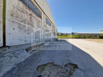 Loja para Venda em Torres Novas (Santa Maria, Salvador e Santiago)