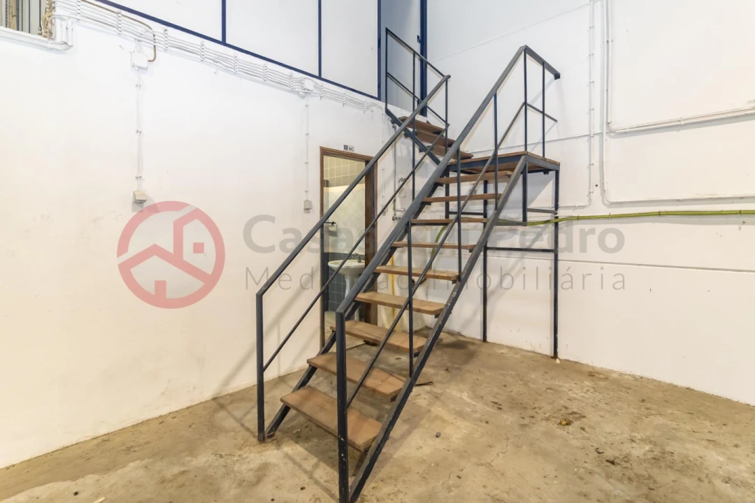 Armazém para Venda em Quinta do Anjo Foto 8