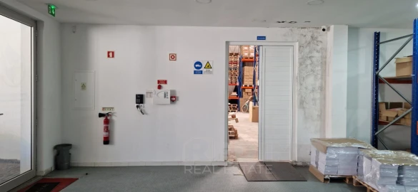 Armazém para Venda em Escariz