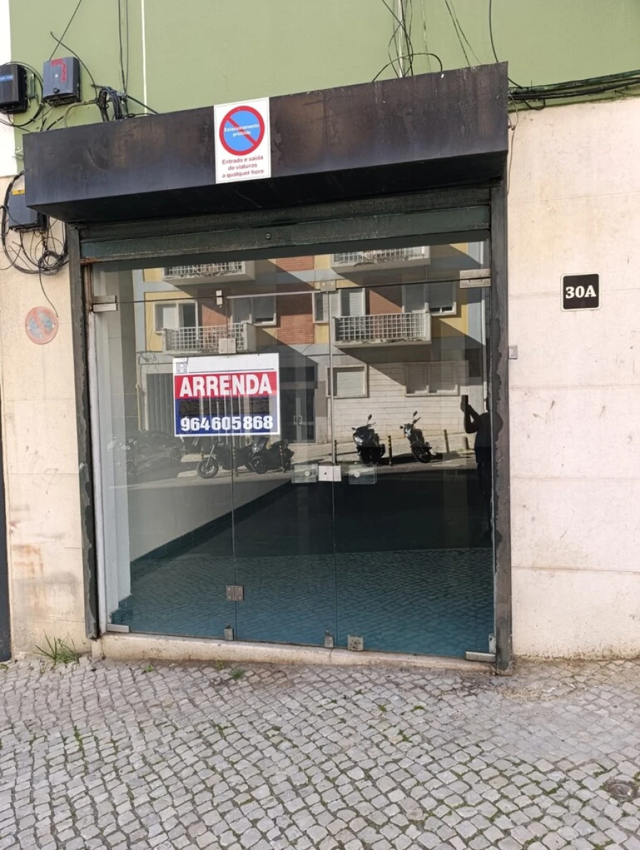 Loja para Arrendamento em Campolide Foto 2