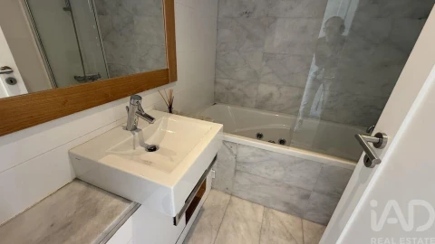 Apartamento T3 para Arrendamento em Santo António