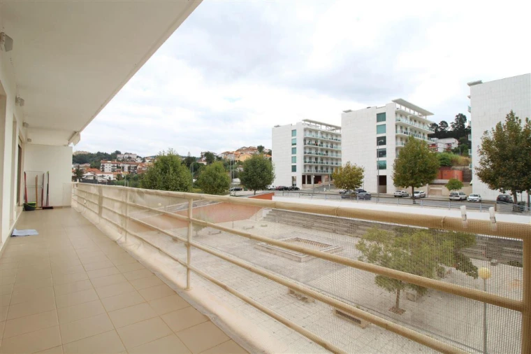 Apartamento T2 para Arrendamento em Santo Antonio dos Olivais Foto 5