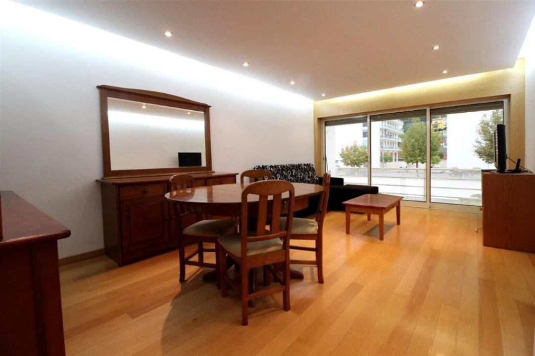 Apartamento T2 para Arrendamento em Santo Antonio dos Olivais Foto 1