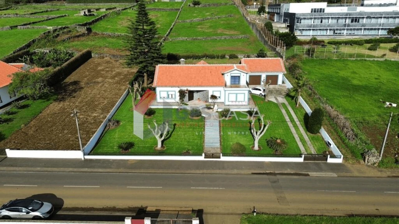 Moradia T4 para Venda em São Sebastião Foto 1