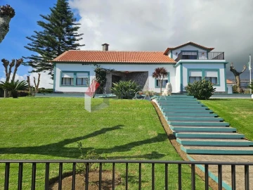 Moradia T4 para Venda em São Sebastião