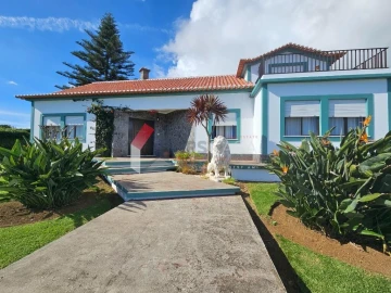 Moradia T4 para Venda em São Sebastião