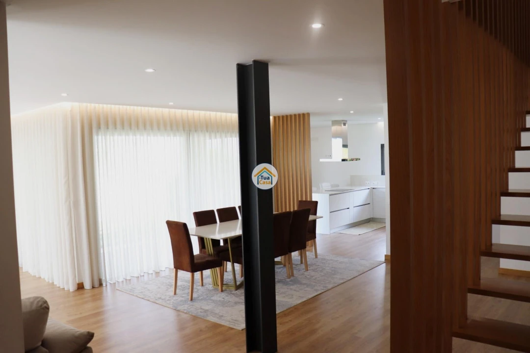 Moradia T4 para Venda em Carapeços Foto 12