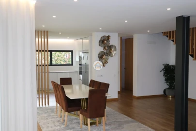 Moradia T4 para Venda em Carapeços