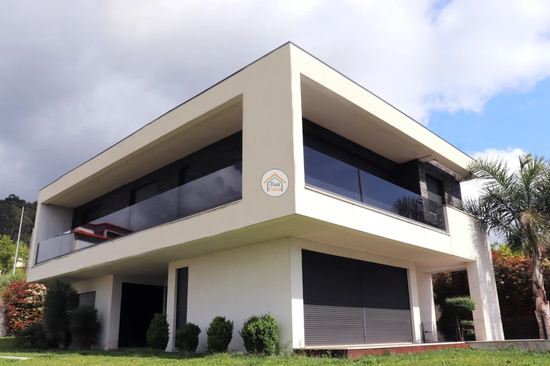 Moradia T4 para Venda em Carapeços Foto 1