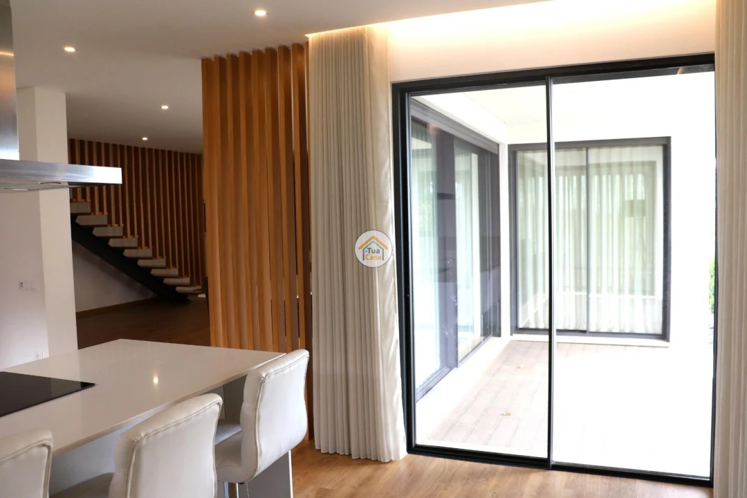 Moradia T4 para Venda em Carapeços Foto 13