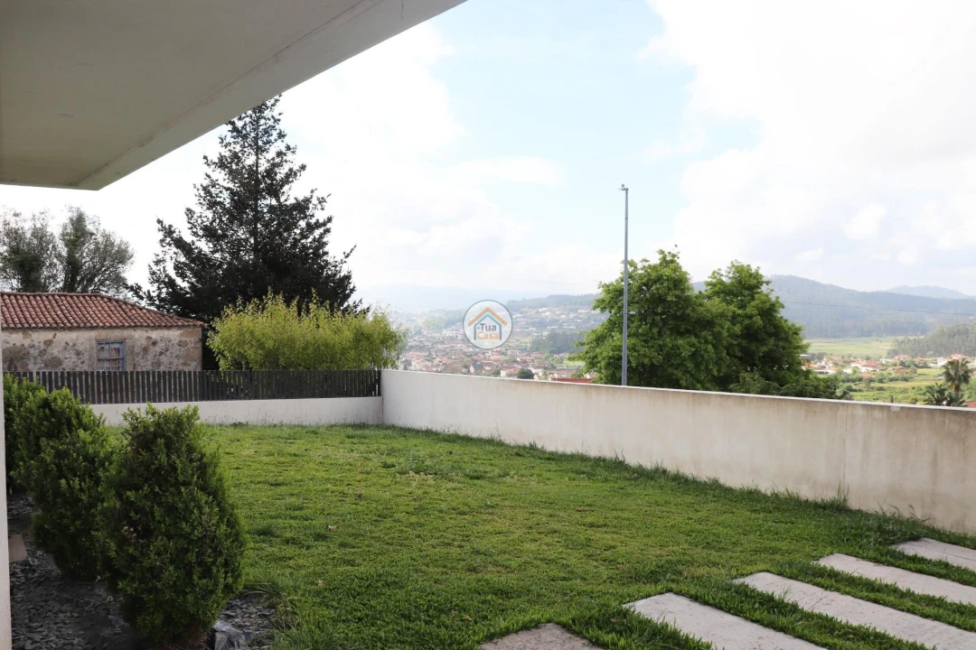 Moradia T4 para Venda em Carapeços Foto 2