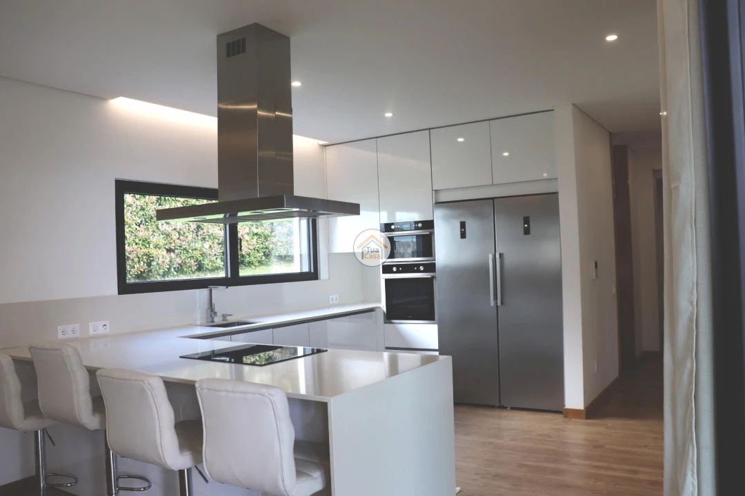 Moradia T4 para Venda em Carapeços Foto 14