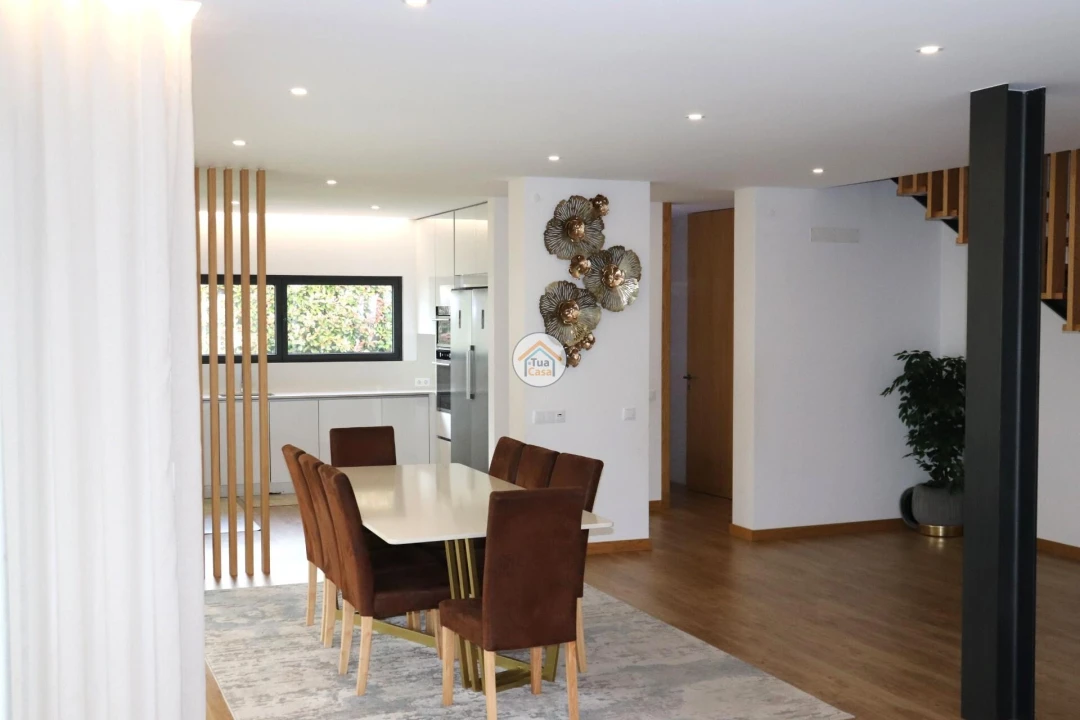 Moradia T4 para Venda em Carapeços Foto 11