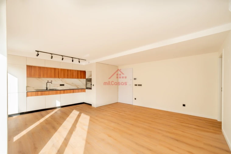 Apartamento T2 para Arrendamento em Santa Maria, São Pedro e Matacães Foto 2