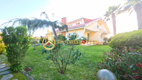 Moradia T6 para Venda em Arcozelo