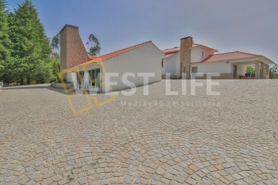 Moradia T5 para Venda em Santa Cruz da Trapa e São Cristóvão de Lafões