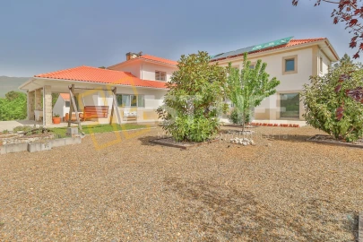 Moradia T5 para Venda em Santa Cruz da Trapa e São Cristóvão de Lafões