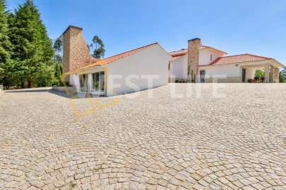 Moradia T5 para Venda em Santa Cruz da Trapa e São Cristóvão de Lafões